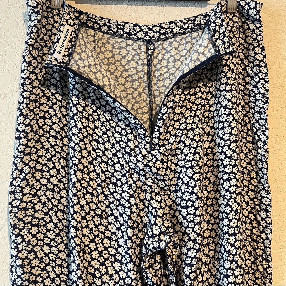 Reformation Coco Quito Navy and White Ditsy Floral Wide Leg Crepe Pants SZ 12 - Picture 5 of 7